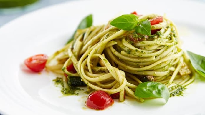Linguine s bazalkovým pestem, cuketou a cherry rajčátky Linguine s bazalkovým pestem, cuketou a cherry rajčátky