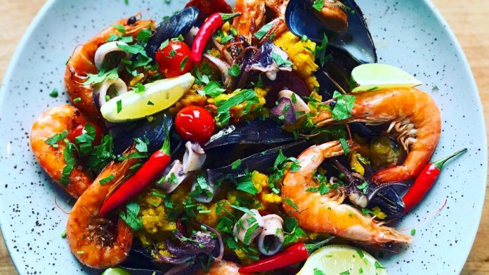 Paella s mořskými plody a chorizem Paella s mořskými plody a chorizem