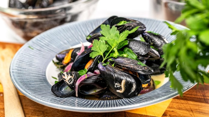 Moules à la marinière ̶ slávky po námořnicku Moules à la marinière ̶ slávky po námořnicku