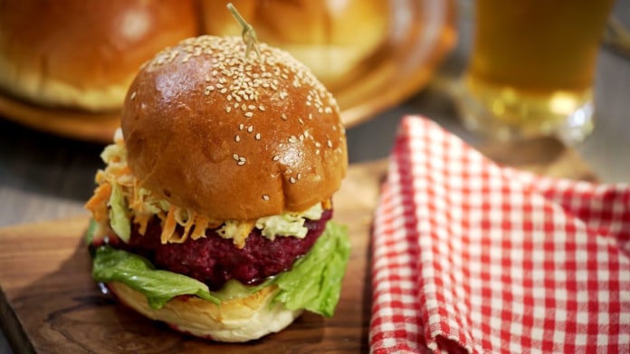 Hovězí burgery s červenou řepou a křupavým salátem Hovězí burgery s červenou řepou a křupavým salátem
