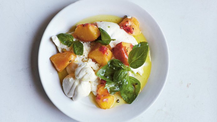 Burrata s broskvemi a bazalkou Burrata s broskvemi a bazalkou
