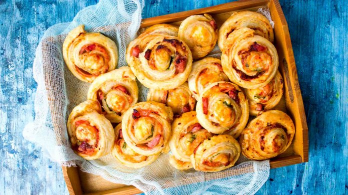 Pizza šneci z listového těsta - nejoblíbenější chuťovka Pizza šneci z listového těsta - nejoblíbenější chuťovka
