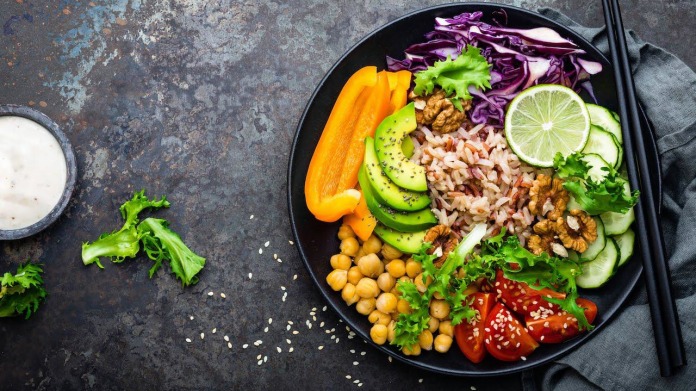 Zdravá miska Buddha bowl s cizrnou a tahini dresinkem Zdravá miska Buddha bowl s cizrnou a tahini dresinkem