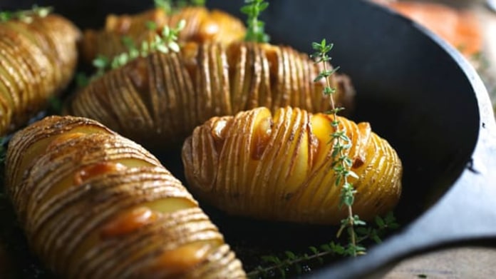 Hasselback brambory s konfitovaným česnekem Hasselback brambory s konfitovaným česnekem