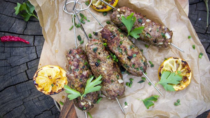 Hovězí kebab s česnekem a mátou Hovězí kebab s česnekem a mátou