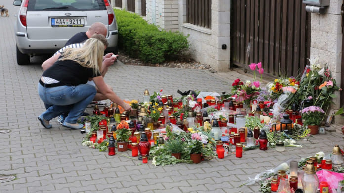 Lidé chodí spontánně k domu, kde bydlela Iveta Bartošová, pokládat zapálené svíčky a květiny Lidé chodí spontánně k domu, kde bydlela Iveta Bartošová, pokládat zapálené svíčky a květiny