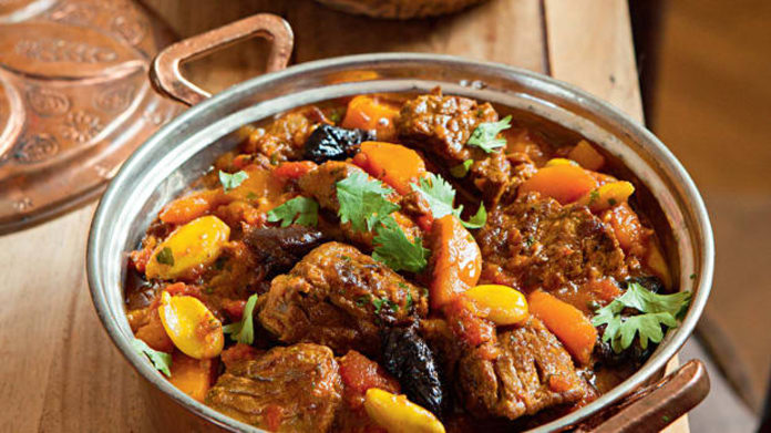 Hovězí tajine s medem a švestkami a petrželový kuskus Hovězí tajine s medem a švestkami a petrželový kuskus