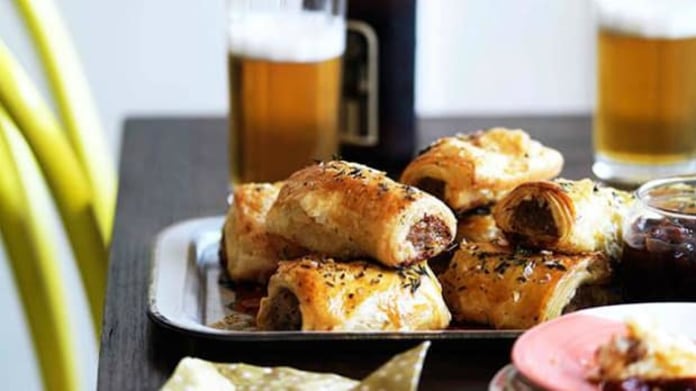 Sausage rolls z vepřového masa s karamelizovaným jablkem a tymiánem Sausage rolls z vepřového masa s karamelizovaným jablkem a tymiánem