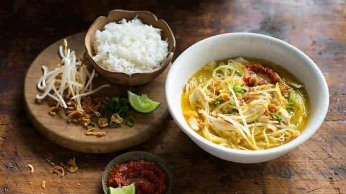 Kuřecí nudlová polévka Soto Ayam Kuřecí nudlová polévka Soto Ayam