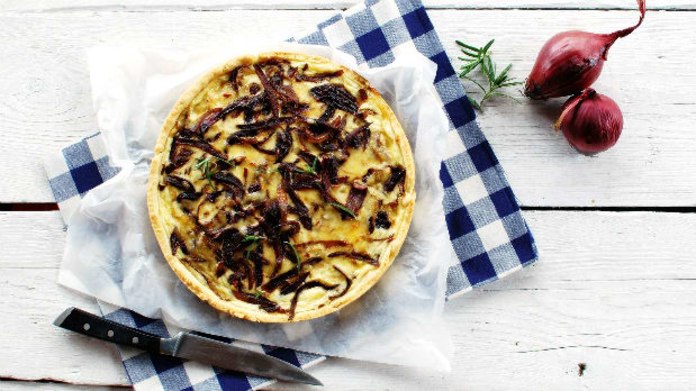 Slaný koláč s karamelizovanou cibulkou Slaný koláč s karamelizovanou cibulkou