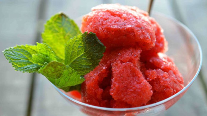 Jahodový sorbet s balzamikovým krémem Jahodový sorbet s balzamikovým krémem