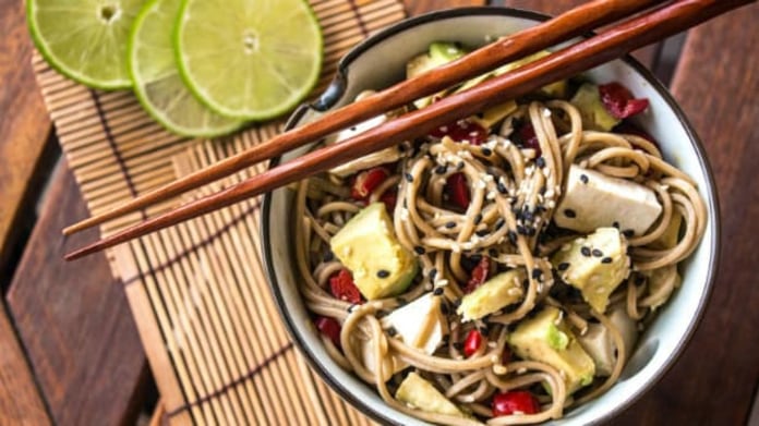 Japonské soba nudle s tofu, avokádem a chilli Japonské soba nudle s tofu, avokádem a chilli
