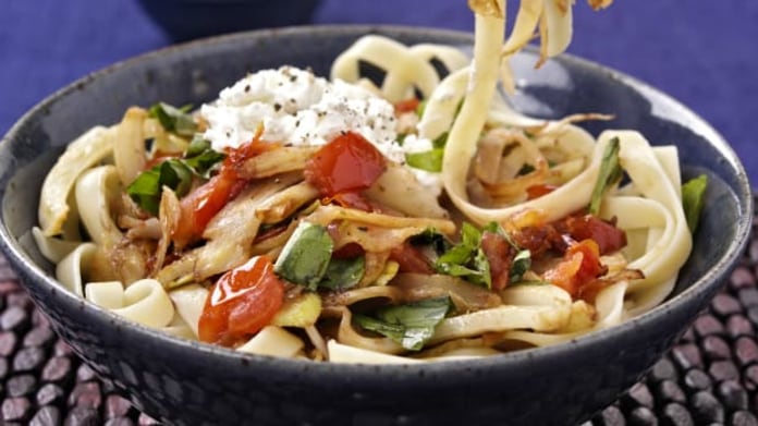 Tagliatelle s fenyklem, rajčaty a ricottou Tagliatelle s fenyklem, rajčaty a ricottou