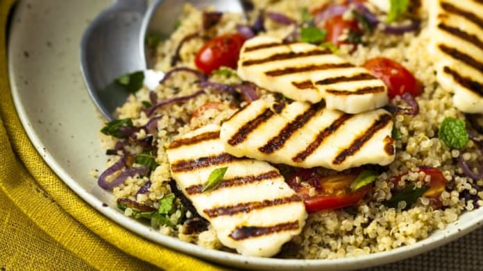 Quinoa s halloumi sýrem Quinoa s halloumi sýrem