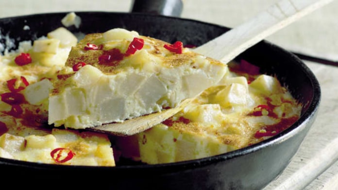 Frittata s bramborami, paprikou a chilli Frittata s bramborami, paprikou a chilli