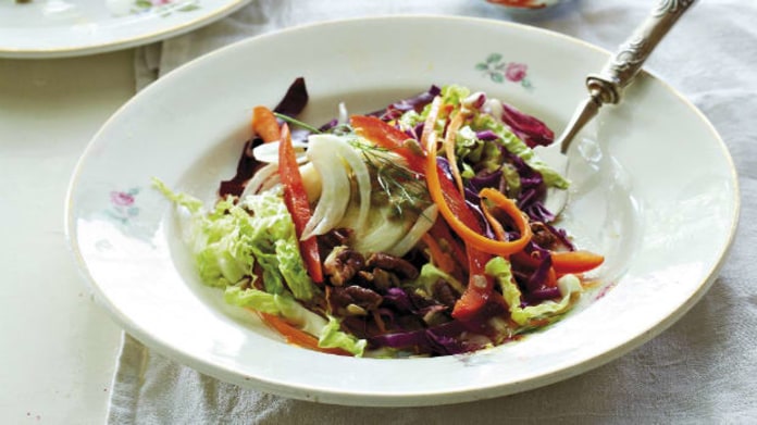 Barevný zelný salát s medovým vinaigrette a pekanovými ořechy Barevný zelný salát s medovým vinaigrette a pekanovými ořechy