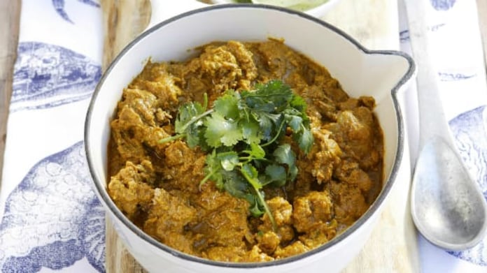 Kuřecí játra tandoori s koriandrovou rýží a okurkovým salátem Kuřecí játra tandoori s koriandrovou rýží a okurkovým salátem