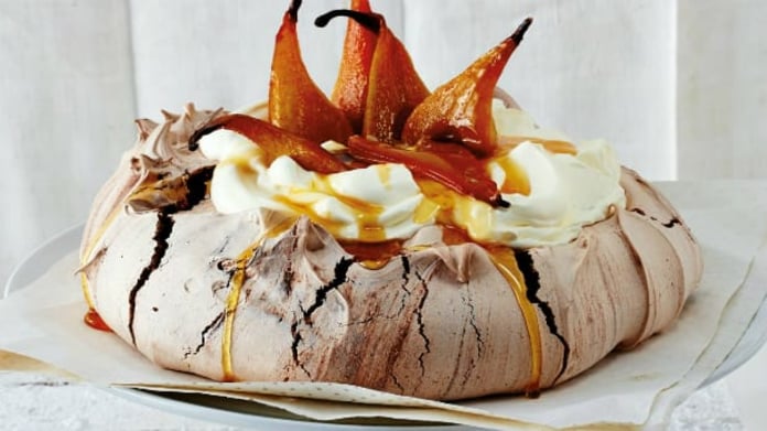 Čokoládová pavlova s pečenými hruškami v medu Čokoládová pavlova s pečenými hruškami v medu