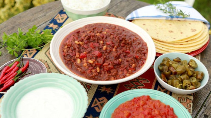 Chilli con carne s čokoládou, rýží a kukuřičnými tortillami Chilli con carne s čokoládou, rýží a kukuřičnými tortillami