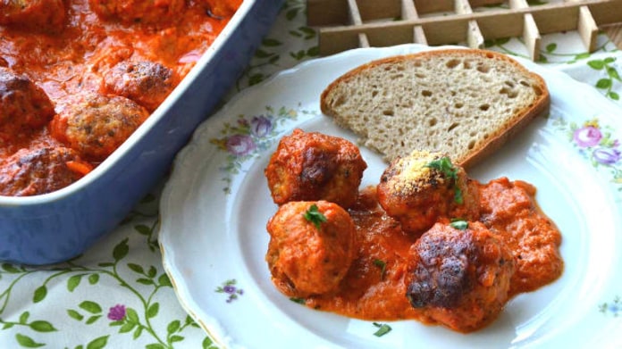 Parmezánové kuřecí kuličky v tomatové omáčcce Parmezánové kuřecí kuličky v tomatové omáčcce