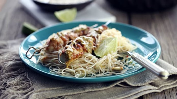 Kuřecí špízky s omáčkou satay a nudlový salát Kuřecí špízky s omáčkou satay a nudlový salát