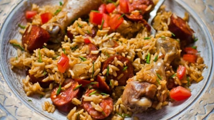 Paella s kuřecími paličkami a chorizem Paella s kuřecími paličkami a chorizem