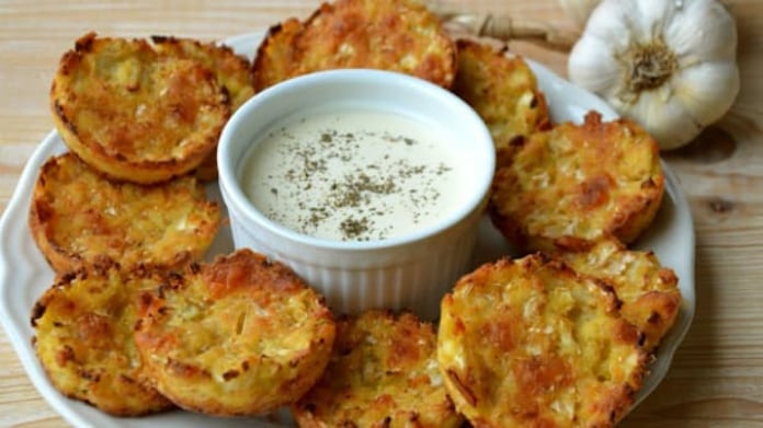 Bezlepkové květákové placičky s mozzarellou a česnekovým dipem z kokosového mléka Bezlepkové květákové placičky s mozzarellou a česnekovým dipem z kokosového mléka