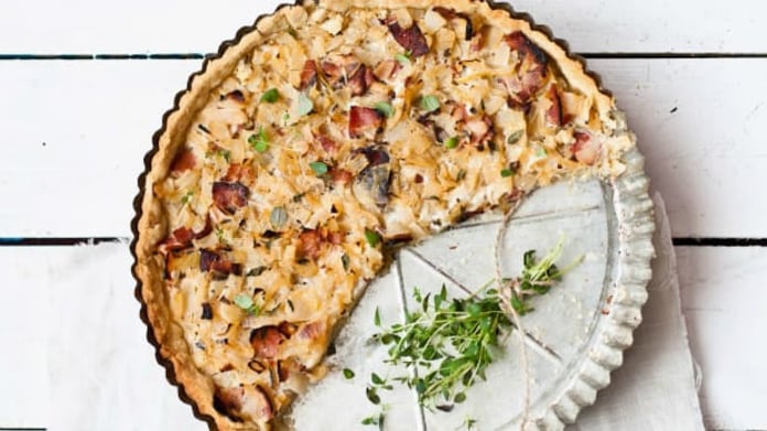 Tymiánový quiche s cibulí na víně a medu Tymiánový quiche s cibulí na víně a medu