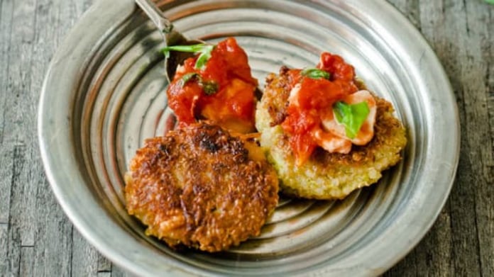 Quinoa placičky s brokolicí a fazolemi s rajčatovo-mozzarelovým dipem Quinoa placičky s brokolicí a fazolemi s rajčatovo-mozzarelovým dipem