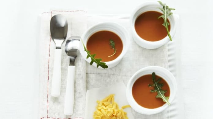 Rajčatová polévka s celerem a sýrem Rajčatová polévka s celerem a sýrem