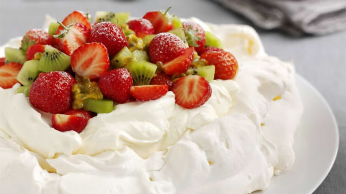 Pavlova s jahodami a kiwi Pavlova s jahodami a kiwi