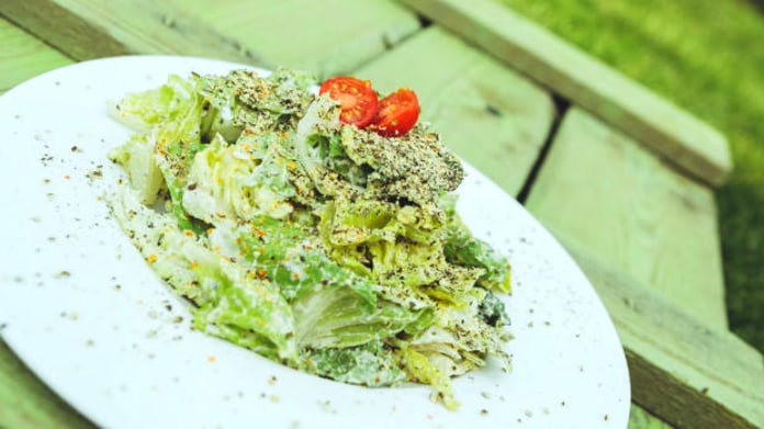 Raw Caesar salát Raw Caesar salát