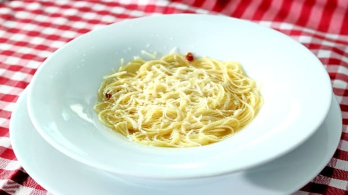 Capellini v kuřecím vývaru Capellini v kuřecím vývaru