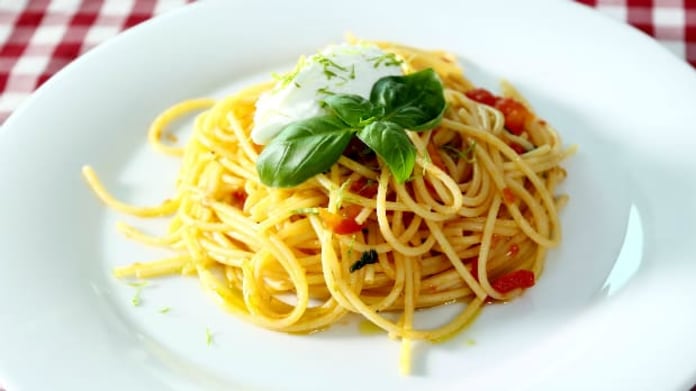 Spaghetti s rajčaty a ovčím sýrem Spaghetti s rajčaty a ovčím sýrem