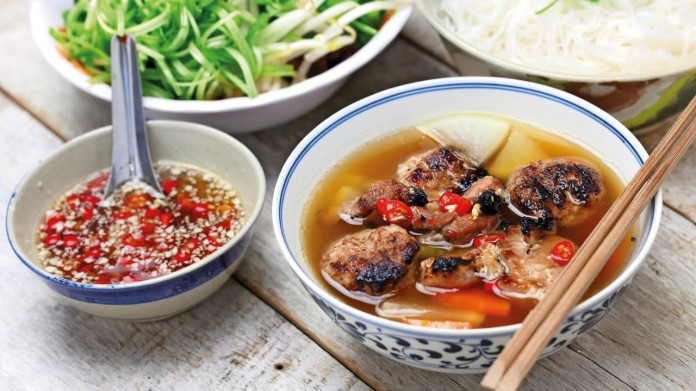 Bún Cha - grilovaný vepřový bůček s nudlemi Bún Cha - grilovaný vepřový bůček s nudlemi