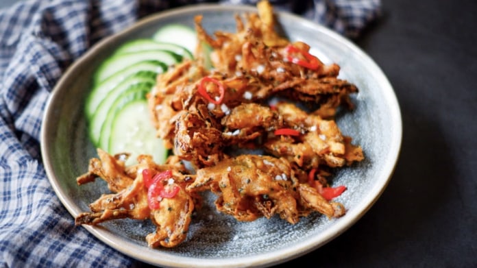 Indické cibulové smaženky onion bhaji Indické cibulové smaženky onion bhaji
