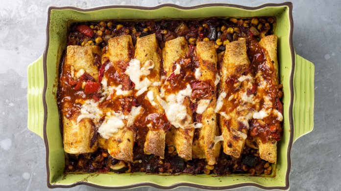 Zeleninové enchiladas s pikantní omáčkou z pečených rajčat Zeleninové enchiladas s pikantní omáčkou z pečených rajčat