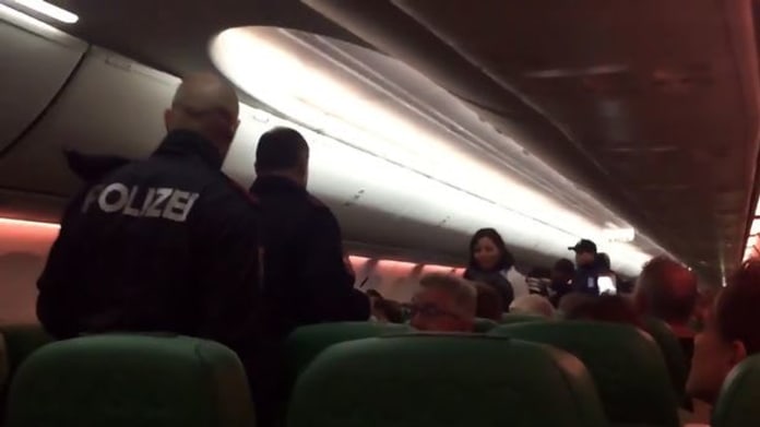 Pilot musel nouzově přistát kvůli prdícímu muži Pilot musel nouzově přistát kvůli prdícímu muži