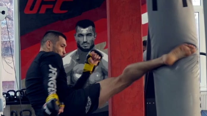 Makhmud Muradov a drsný trénink MMA. Makhmud Muradov a drsný trénink MMA.