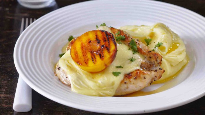 Legendární kuřecí steak se sýrem a broskví Legendární kuřecí steak se sýrem a broskví