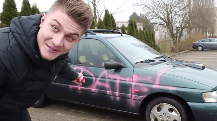Datel a posprejované auto. 1 Datel a posprejované auto. 1