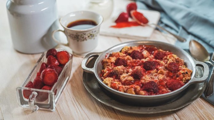 Snídaňový trhaný toast s jahodami Snídaňový trhaný toast s jahodami