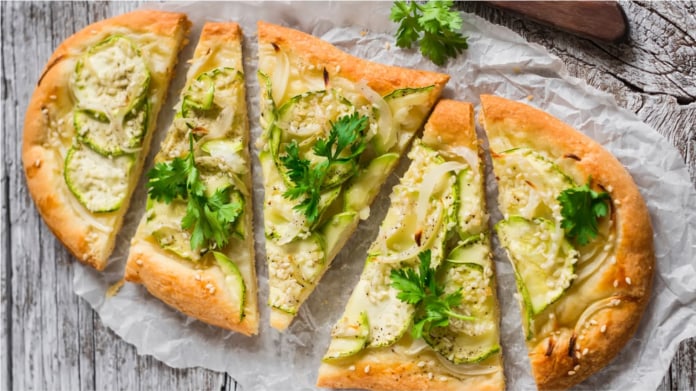Flatbread s cuketou, mozzarellou a sezamem Flatbread s cuketou, mozzarellou a sezamem