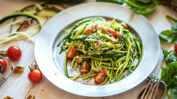 Cuketové zoodles se špenátovým pestem Cuketové zoodles se špenátovým pestem