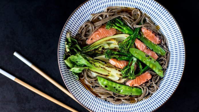 Miso ramen s lososem a soba nudlemi Miso ramen s lososem a soba nudlemi