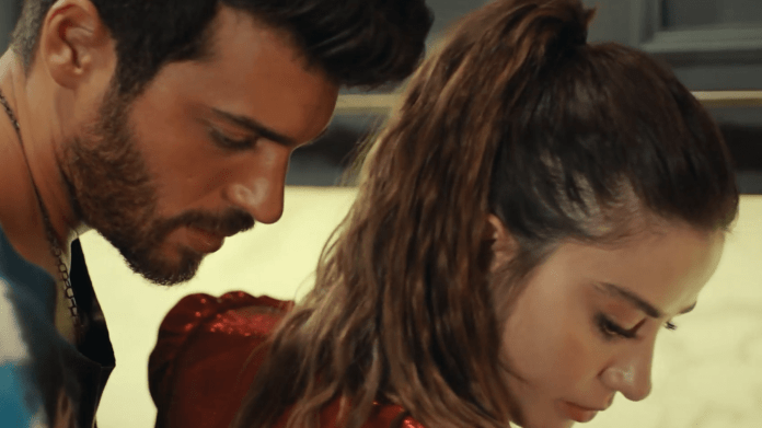 Can Yaman a jeho mytí nádobí Can Yaman a jeho mytí nádobí