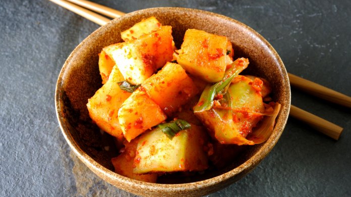 Kkakduki: Korejské kimchi z bílé ředkve daikon Kkakduki: Korejské kimchi z bílé ředkve daikon