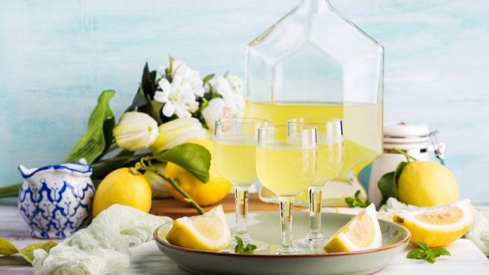 Domácí limoncello – italský citronový likér Domácí limoncello – italský citronový likér
