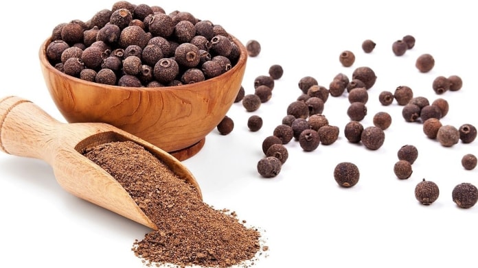 Aromatické nové koření, kterému se někdy také říká jamajský pepř, piment nebo anglické koření, má palčivou, kořenitou, mírně nasládlou chuť Aromatické nové koření, kterému se někdy také říká jamajský pepř, piment nebo anglické koření, má palčivou, kořenitou, mírně nasládlou chuť