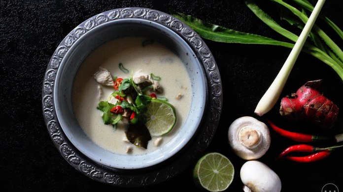 Thajská kuřecí polévka Tom Kha Thajská kuřecí polévka Tom Kha